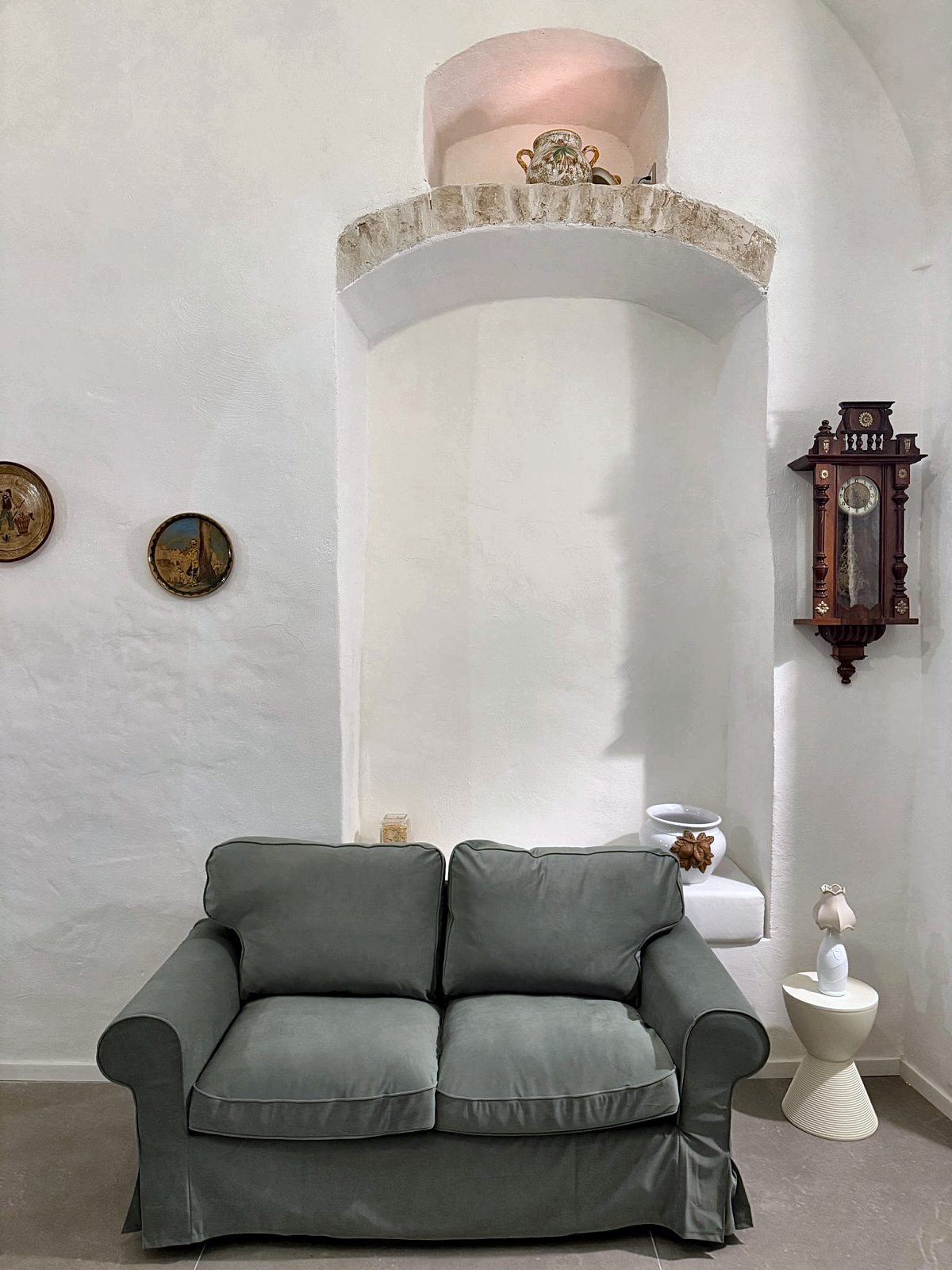 Il salotto nella nicchia in pietra