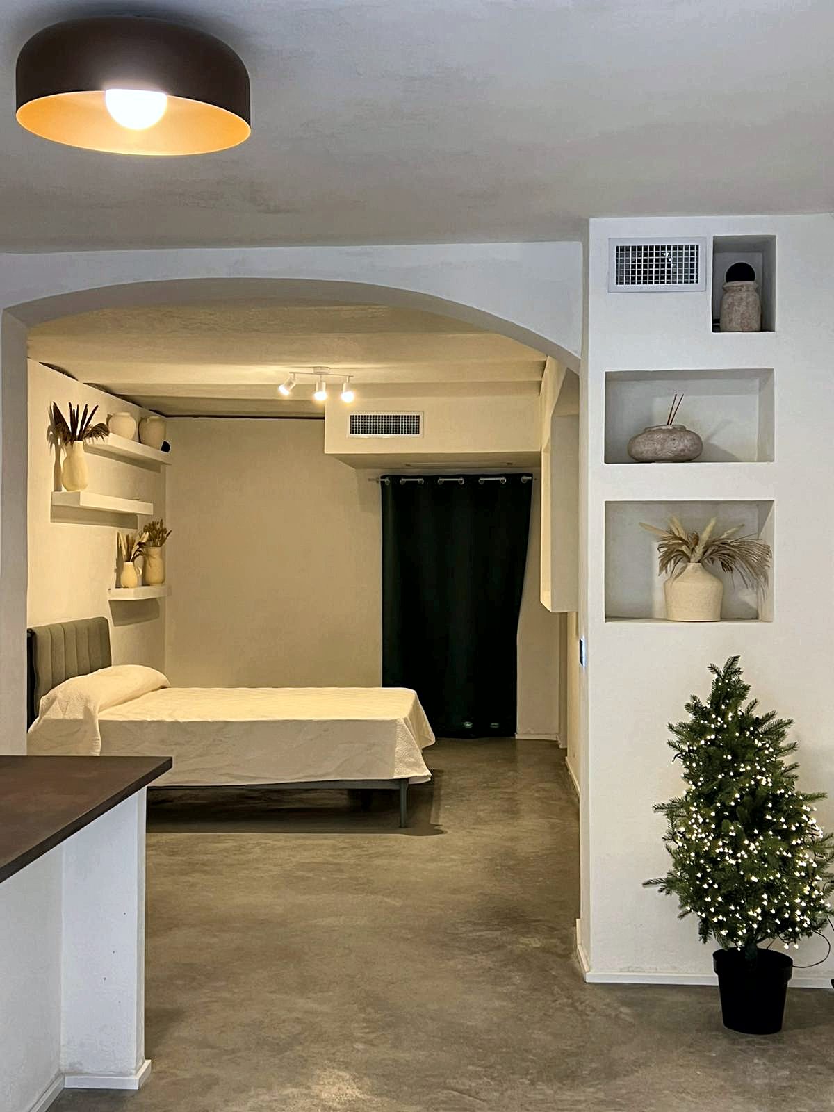 La zona giorno di Bareasy con la zona notte sullo sfondo