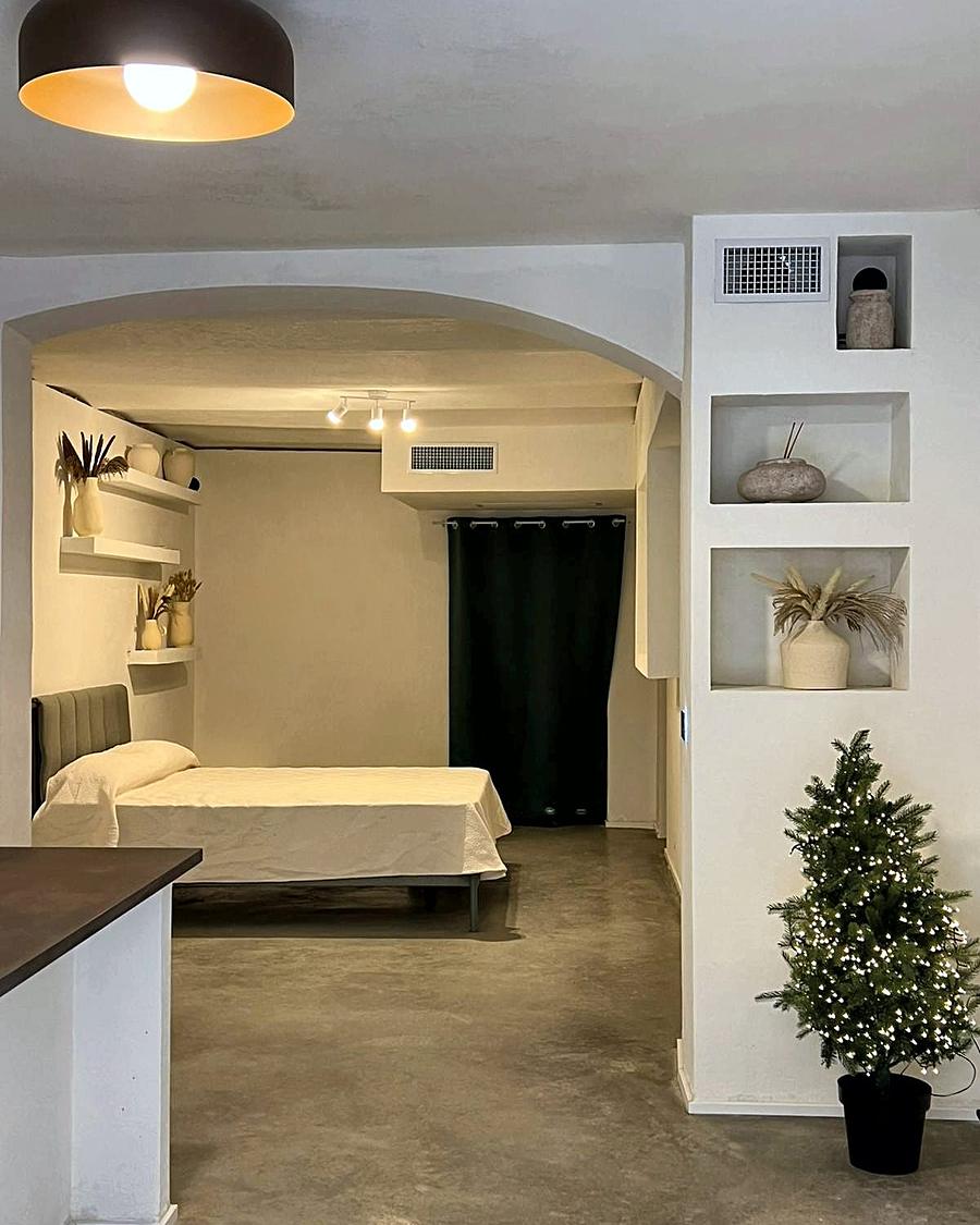 La zona giorno di Bareasy con archi in pietra e luci calde