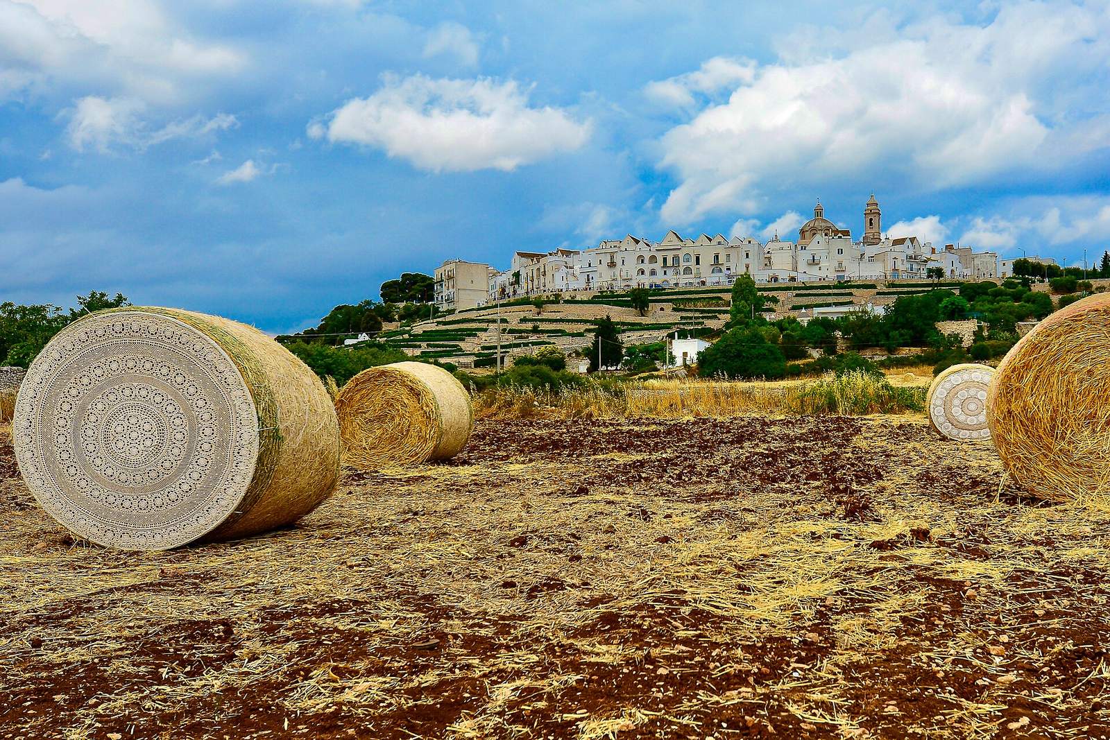 Panorama di Locorotondo tra i campi della Valle d'Itria